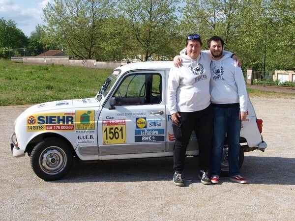 Daniel et Yann devant la 4L